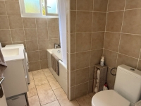 Charmant Ensemble à Vendre Avec 2 Maisons, Granges et Terrain Arboré