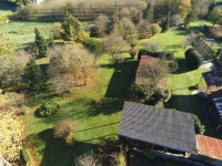 Terrain à Bâtir Arboré avec Hangars et Autres Dépendances