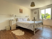 Charmant Ensemble à Vendre Avec 2 Maisons, Granges et Terrain Arboré
