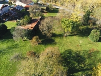 Terrain à Bâtir Arboré avec Hangars et Autres Dépendances