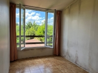 Stone House with Great Potential – 3 Bedrooms, Garden, and Attic to Convert