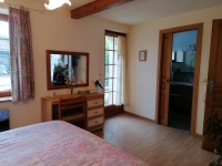 Spacious Family Home with Pool, 6 Bedrooms – Peaceful Hamlet Setting, 2.5 km from Village Centre