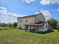 Ensemble Immobilier de Charme avec Maison Principale, Gîte, et Piscine