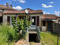 Au Cœur de Ruffec – Deux Maisons de Plain-Pied en Pierre avec Jardinet