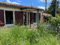 Au Cœur de Ruffec – Deux Maisons de Plain-Pied en Pierre avec Jardinet