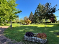 Élégante Longère en Pierre au Cœur d’un Parc Arboré avec Grande Piscine