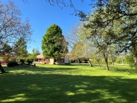 Élégante Longère en Pierre au Cœur d’un Parc Arboré avec Grande Piscine