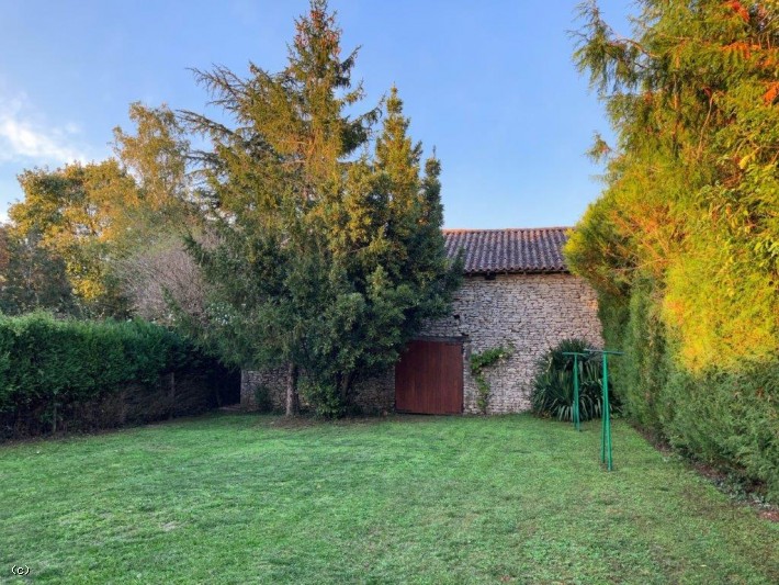 .Cosy 3 Bedroom Stone House with Private Gardens And A Barn.