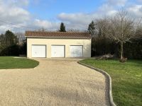 Beau Pavillon de Plain-Pied Avec Grand Jardin et Triple Garage