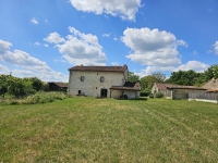 Ensemble Immobilier de Charme avec Maison Principale, Gîte, et Piscine
