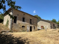 Charmant Ensemble à Vendre Avec 2 Maisons, Granges et Terrain Arboré
