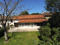 Maison De Campagne Située Au Calme A Vendre. 2 Chambres Et Grand Jardin
