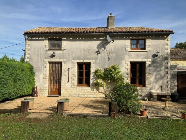 Cosy 3 Bedroom Stone House with Private Gardens And A Barn