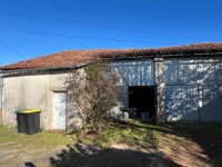 GROS POTENTIELS ! Grande Maison Ancienne Proche de Nanteuil-en-Vallée