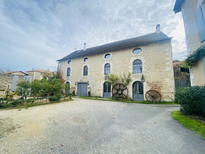 Très Belle Maison en Pierre Au Pied Du Chateau à Verteuil sur Charente