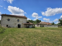 Ensemble Immobilier de Charme avec Maison Principale, Gîte, et Piscine