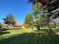 Élégante Longère en Pierre au Cœur d’un Parc Arboré avec Grande Piscine