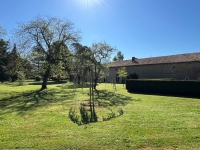 Élégante Longère en Pierre au Cœur d’un Parc Arboré avec Grande Piscine