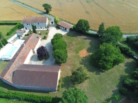 Magnifique Domaine de presque un Hectare avec 3 Chambres, Belle Piscine et Potentiel Pour Gîtes