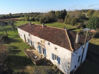 GROS POTENTIELS ! Grande Maison Ancienne Proche de Nanteuil-en-Vallée