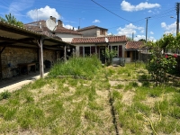Au Cœur de Ruffec – Deux Maisons de Plain-Pied en Pierre avec Jardinet