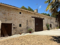 Charmant Ensemble à Vendre Avec 2 Maisons, Granges et Terrain Arboré