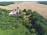 Magnifique Domaine de presque un Hectare avec 3 Chambres, Belle Piscine et Potentiel Pour Gîtes