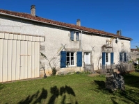 GROS POTENTIELS ! Grande Maison Ancienne Proche de Nanteuil-en-Vallée