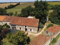 Belle Maison Ancienne avec Grand Terrain et Nombreuses Dépendances