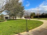 Beau Pavillon de Plain-Pied Avec Grand Jardin et Triple Garage