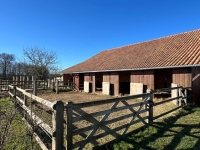 Maison Ancienne Avec 5 Chambres Et Diverses Dépendances Sur Un Terrain De 73105m²