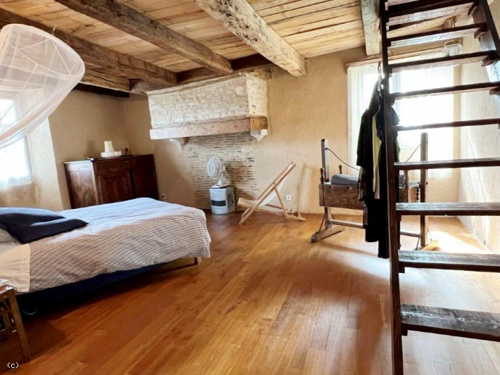 4 Bedroom Superb Charentaise House With Plenty Of Charm