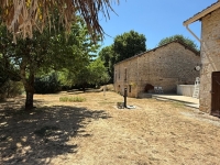 Charmant Ensemble à Vendre Avec 2 Maisons, Granges et Terrain Arboré