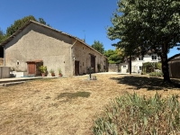Charmant Ensemble à Vendre Avec 2 Maisons, Granges et Terrain Arboré