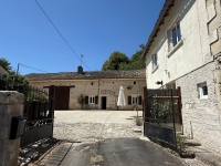 Charmant Ensemble à Vendre Avec 2 Maisons, Granges et Terrain Arboré