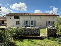 Belle Charentaise Avec 4 Chambres Et Jardin Clos Sur 1433m²