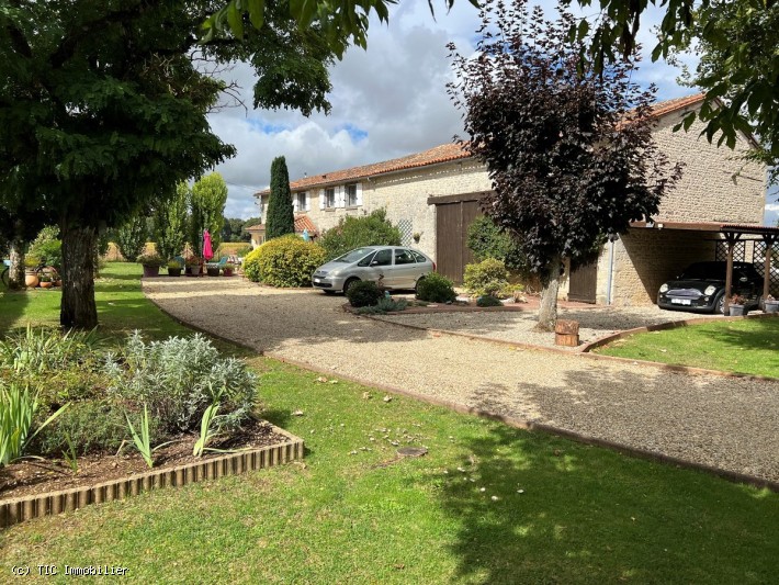 Superbe Maison en Pierre de 4 Chambres avec une Grange Attenante.Vues sur la Campagne et Jardin Clos