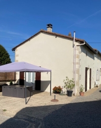 Maison en pierre avec grange, cour et terrain