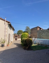 Maison en pierre avec grange, cour et terrain