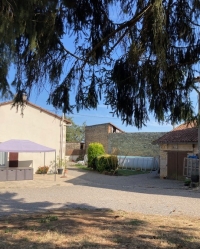 Maison en pierre avec grange, cour et terrain