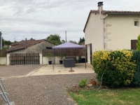 Maison en pierre avec grange, cour et terrain