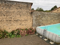 Maison en pierre avec grange, cour et terrain