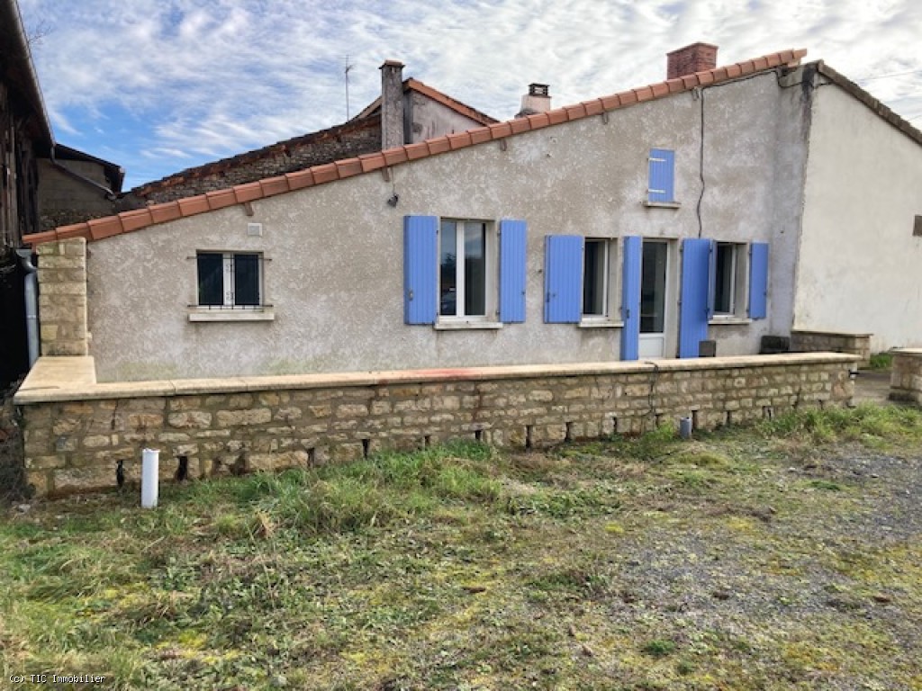 Maison à Finir de Rénover Avec Jardin A Proximité de Ruffec