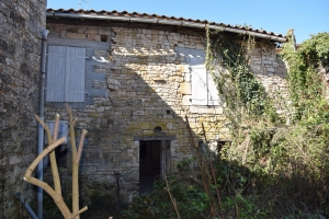 Maison Ancienne A Rénover Entièrement - A Nanteuil En Vallée