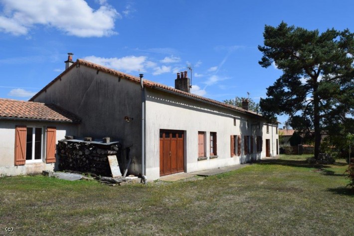 Stone House 4 Bedrooms and Garage - Close to Sauzé Vaussais