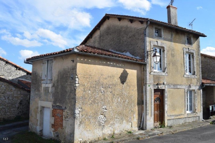 Verteuil-Sur-Charente : House To Finish Renovating Within The Village