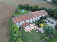 Superbe Maison en Pierre de 4 Chambres avec une Grange Attenante.Vues sur la Campagne et Jardin Clos