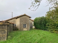 Longère with adjoining barn and numerous outbuildings