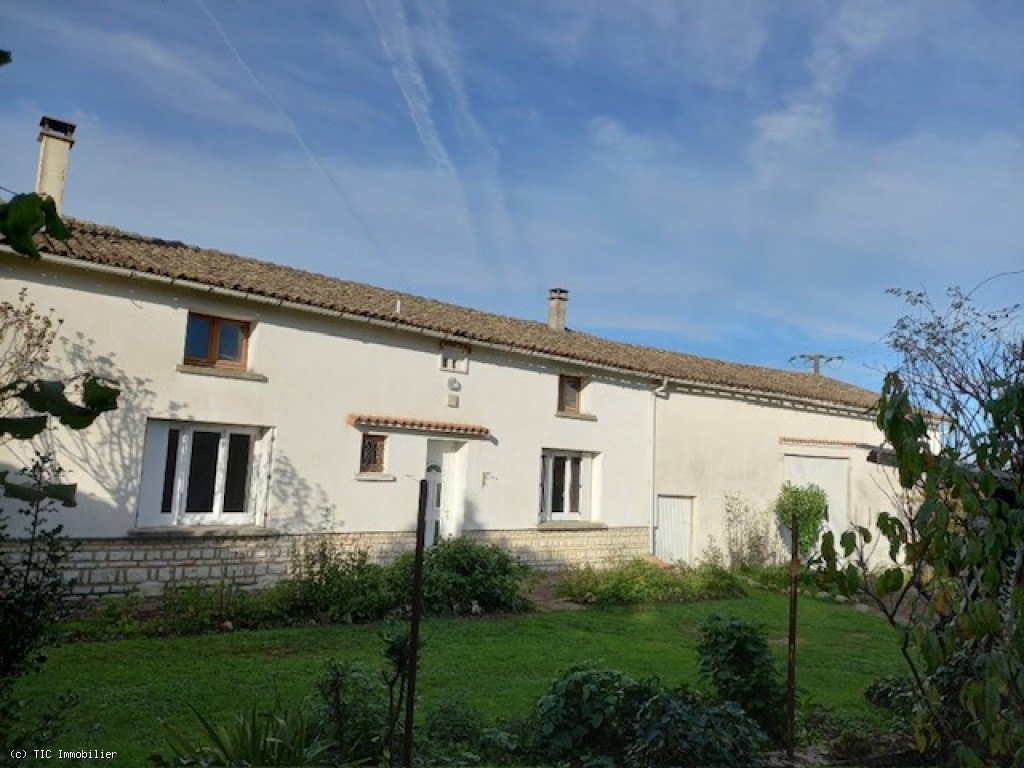 Longère with adjoining barn and numerous outbuildings