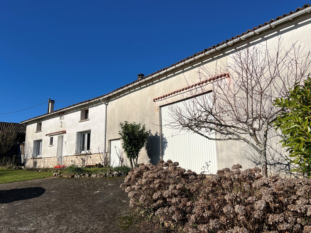 Longère with adjoining barn and numerous outbuildings